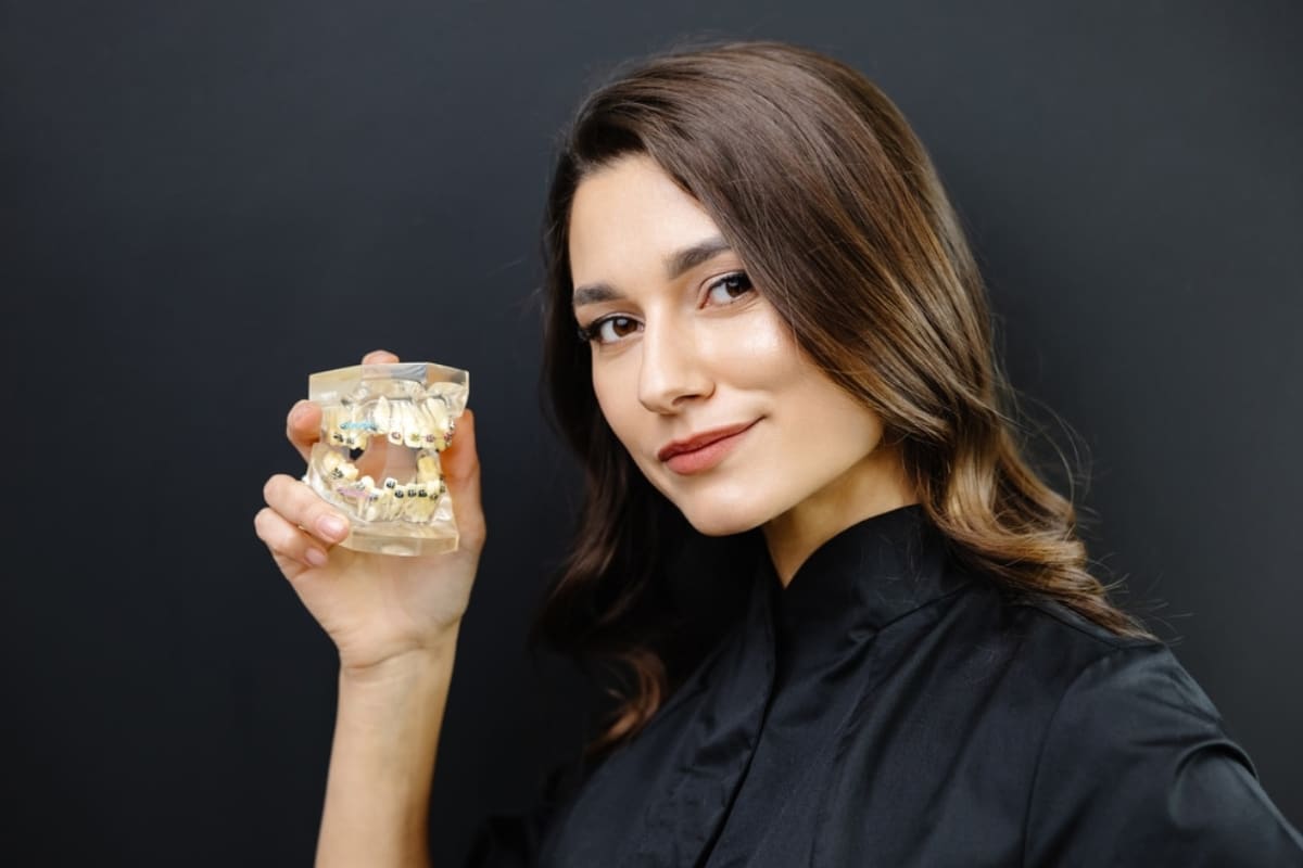 orthodontist in Maspeth answers if you can wear retainer with swollen gums